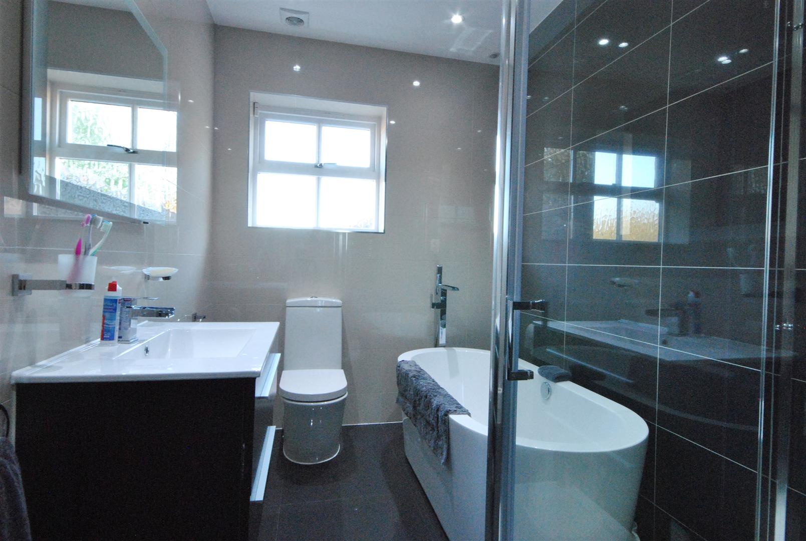 6 Bedrooms, House - Detached